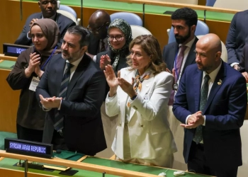 Από την Αλ Κάιντα και την επικήρυξη $10 εκατ. στον ΟΗΕ: Ο Αλ-Σαράα ζήτησε άρση κυρώσεων κατά της Συρίας