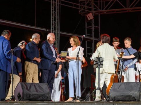 Από το κατάμεστο Κηποθέατρο «Νίκος Καζαντζάκης» εστάλη ισχυρό μήνυμα για τη δικαίωση των εκτελεσθέντων της Βιάννου
