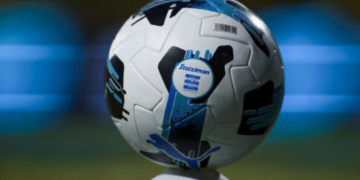 Αθλητικές μεταδόσεις: Πού θα δείτε το Λεβαδειακός – ΟΦΗ και το ντέρμπι Παναθηναϊκός – Ολυμπιακός