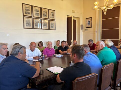 Χανιά: Σύσκεψη για την έλλειψη αρδευτικού νερού που απειλεί τις καλλιέργειες αβοκάντο