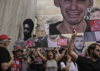Χιλιάδες διαδηλωτές διαμαρτύρονται έξω από το σπίτι του Νετανιάχου