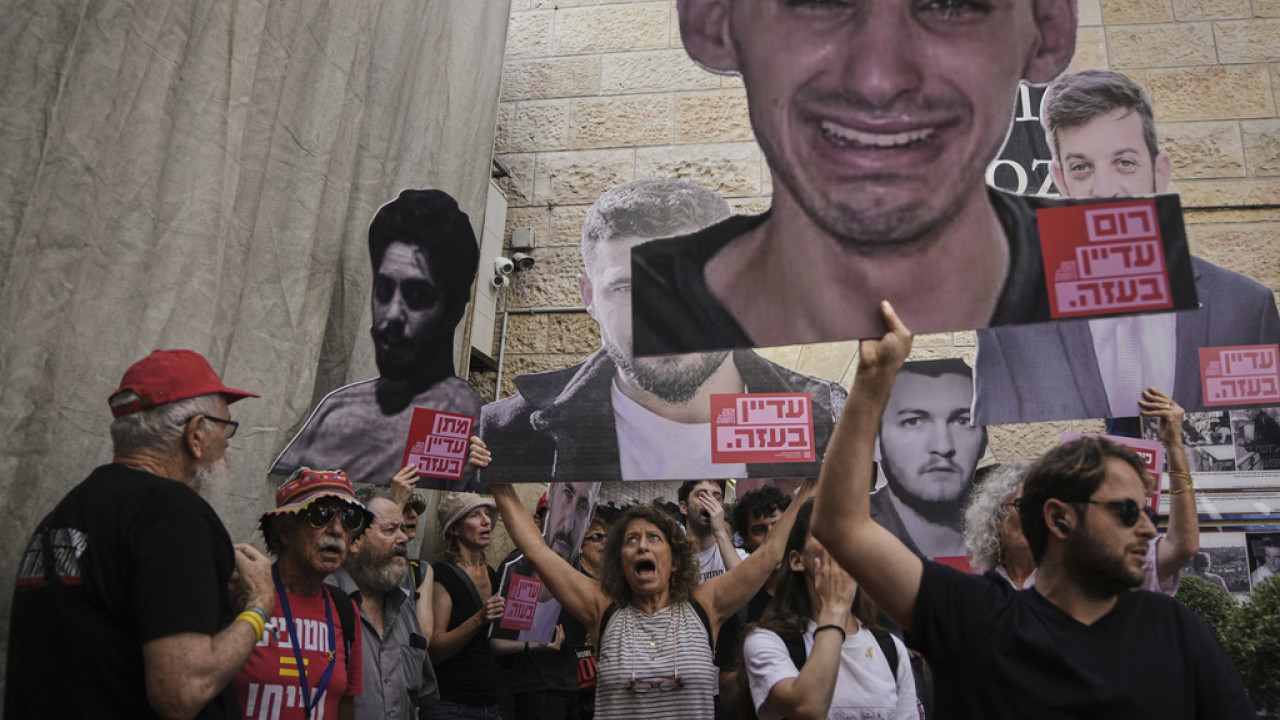 Χιλιάδες διαδηλωτές διαμαρτύρονται έξω από το σπίτι του Νετανιάχου