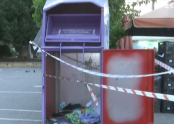 Χωρίς τις αισθήσεις του απεγκλωβίστηκε άνδρας από κάδο ανακύκλωσης ενδυμάτων στη Γλυφάδα