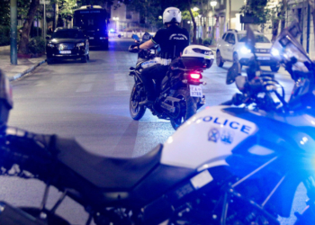Διακοπή κυκλοφορίας στην οδό Αγίας Τριάδος στο Μενίδι λόγω πυρκαγιάς