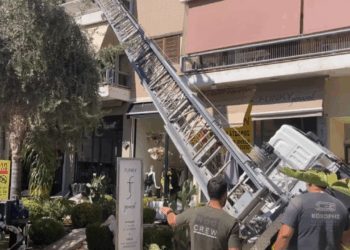 Διακοπή κυκλοφορίας στην οδό Φοίβης, στη Γλυφάδα, λόγω ανατροπής γερανού