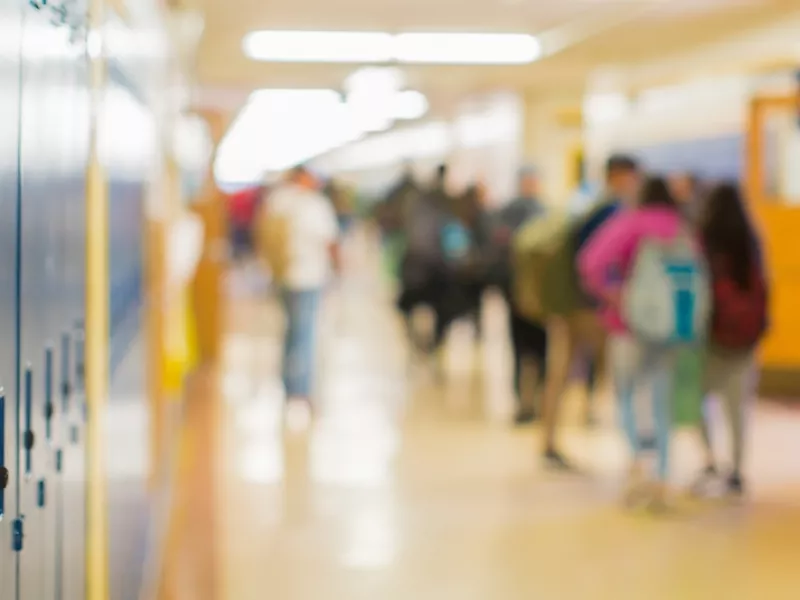 διάδρομος σχολείου με μαθητές