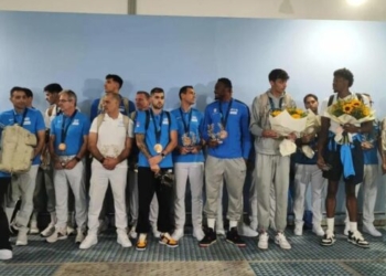 Έφτασε στην Αθήνα η Εθνική Μπάσκετ: Υποδοχή ηρώων από τον κόσμο στους Έλληνες αθλητές