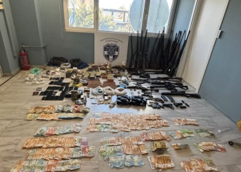 Εγκληματική οργάνωση στην Κρήτη: Η φωτογραφία με τα κατασχεμένα και το κόλπο με την αγοραπωλησία οικοπέδου