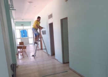 Εκτεταμένες εργασίες συντήρησης σχολικών κτιρίων στο Δήμο Μαλεβιζίου