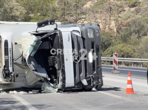Ένας 25χρονος το θύμα του θανατηφόρου τροχαίου στον ΒΟΑΚ – Πως ντελαπάρισε το φορτηγό (φωτογραφίες)