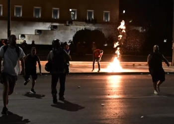 Επεισόδια στο Σύνταγμα μετά τη συγκέντρωση για τα Τέμπη
