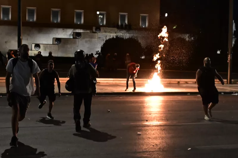 Επεισόδια στο Σύνταγμα μετά τη συγκέντρωση για τα Τέμπη