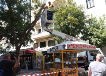 Έπεσε δέντρο στην πλατεία Αγίας Ειρήνης - Δύο τραυματίες