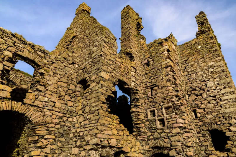 Ερειπωμένο κάστρο στη Σκωτία πωλείται σε... τιμή ευκαιρίας