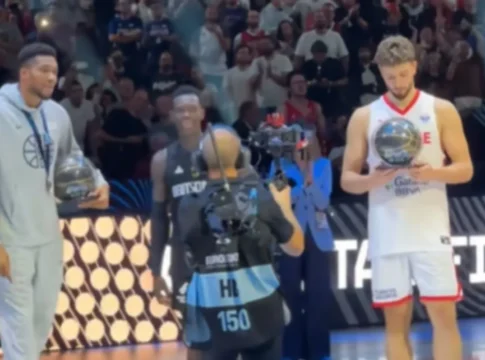 EuroBasket 2025: Αυτό είναι το βίντεο από τη μη χειραψία Γιάννη – Σενγκούν στην απονομή της κορυφαίας πεντάδας