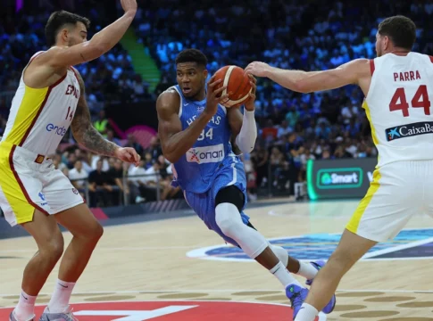 Eurobasket 2025: «Μαύρη Πέμπτη» γράφουν οι Ισπανοί για την ήττα από την Ελλάδα – «Πιο τρομακτικός από ποτέ» λέει η FIBΑ για τον Αντετοκούνμπο
