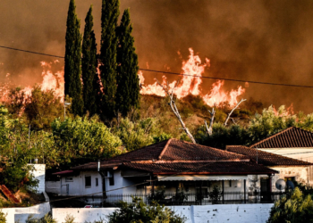 Φωτιά σε χαμηλή βλάστηση στη Νέα Πέραμο - Απεστάλη προειδοποιητικό μήνυμα από το 112