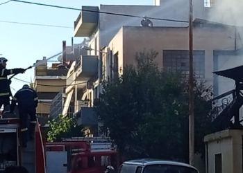 Φωτιά σε κοντέινερ και οχήματα σε επιχείρηση στου Ρέντη - Δείτε βίντεο