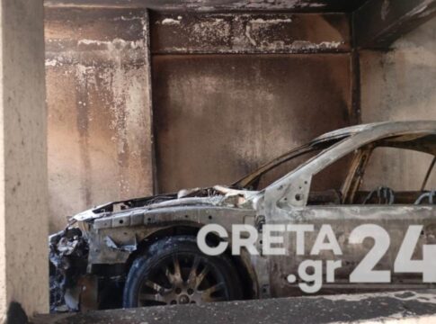 Φωτιά στο κέντρο του Ηρακλείου: Εικόνες από τα κατεστραμμένα αυτοκίνητα και την καμένη πυλωτή