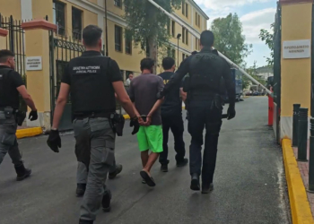Για τις 23 Σεπτεμβρίου αναβλήθηκε η δίκη του εμπρηστή που επιτέθηκε σε κοπέλες στο Αιγάλεω
