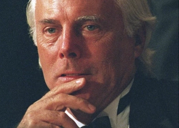 Giorgio Armani: Ο «Βασιλιάς» της ιταλικής μόδας που έφερε την επανάσταση στην ανδρική ένδυση