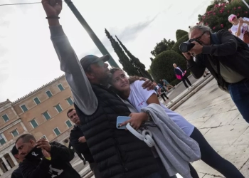 Greece Race for the Cure: Δρομείς χαιρετούν τον Πάνο Ρούτσι στο Σύνταγμα – Φωτογραφίες 