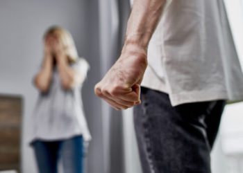 Hράκλειο: Ζήτησε panic button για να προστατευθεί από τον βίαιο γιο της