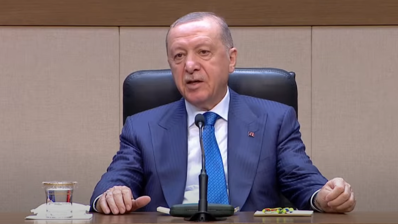 Η αμήχανη στιγμή που είχει ο Τούρκος δημοσιογράφος με τον Ερντογάν