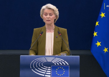 Η Φον ντερ Λάιεν θέλει η Ευρώπη να σταματήσει να αγοράζει ρωσικό πετρέλαιο έως το τέλος του 2025