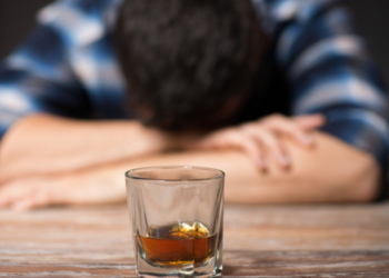 Η κατανάλωση αλκοόλ αυξάνει τον κίνδυνο άνοιας