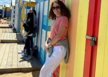 Η κωφή γυναίκα από την Κρήτη που ταξίδεψε σε 89 χώρες του κόσμου – «Οι γονείς μου δεν με άφησαν στιγμή να νιώσω κατώτερη»