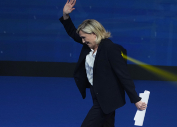 Η Μαρίν Λεπέν έτοιμη να αρπάξει την ευκαιρία και να συγκλονίσει τη Γαλλία