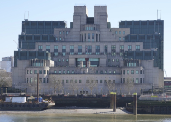Η MI6 μπαίνει στο dark web για να προσελκύσει νέους κατασκόπους