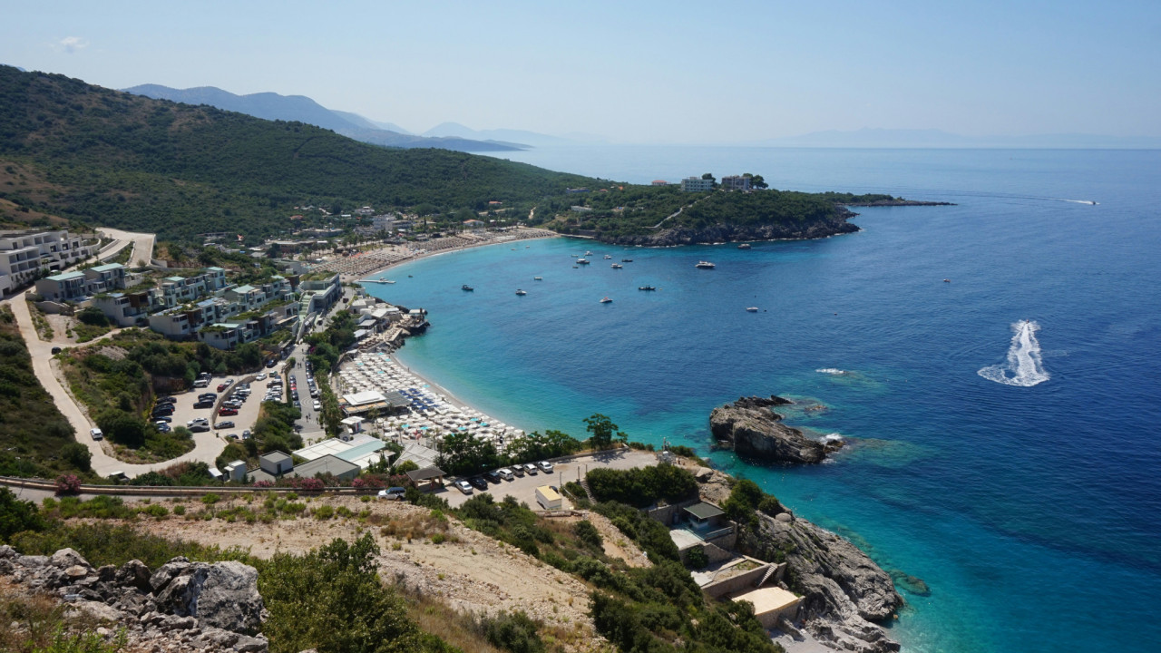 Η παραλία Jale στη Χειμάρρα έχασε την προ δεκαετίας λάμψη της