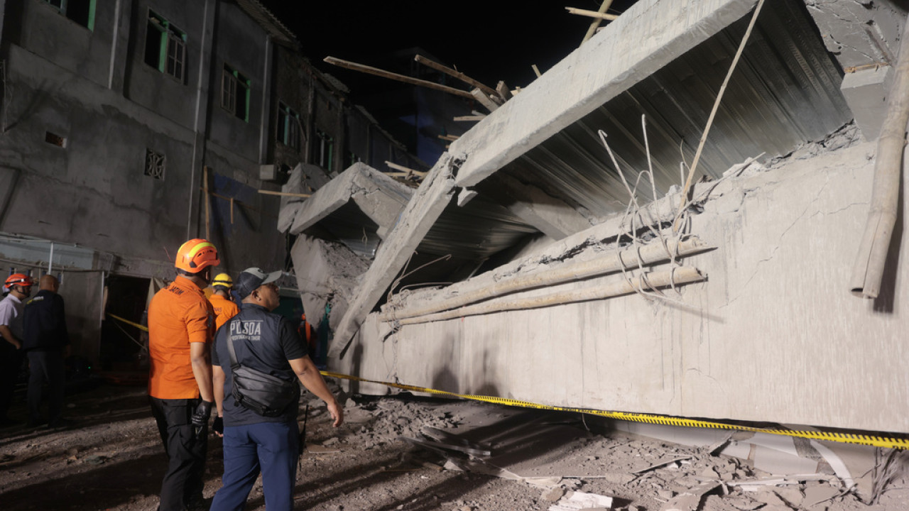Ινδονησία: Έρευνες για τον εντοπισμό 38 εγκλωβισμένων σε σχολείο