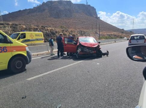 Ηράκλειο: Αυτοκίνητο συγκρούστηκε με μηχανή στον ΒΟΑΚ (φωτογραφίες)