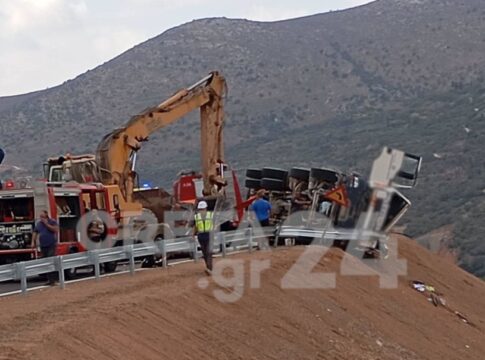 Ηράκλειο: Απεγκλωβίστηκε σώος ο οδηγός της μπετονιέρας – Η φωτογραφία από το ατύχημα