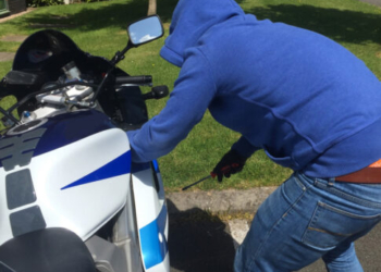 Ηράκλειο: Χειροπέδες σε δύο άνδρες που έκλεψαν μοτοσικλέτα