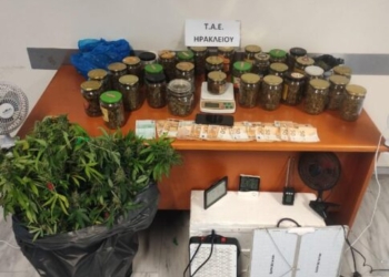 Ηράκλειο: Είχε μετατρέψει δωμάτιο του σπιτιού του σε… φυτώριο κάνναβης – Χειροπέδες σε 65χρονο