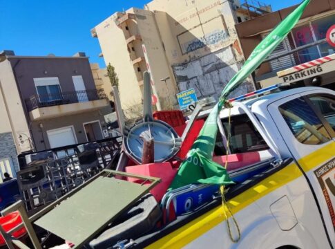 Ηράκλειο: Μάζεψε τελάρα, πινακίδες και σκαμπό η δημοτική αστυνομία – Επιχείρηση… σκούπα για τις καβάτζες parking