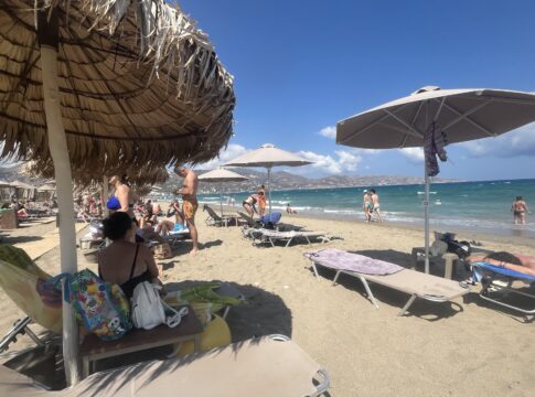 Ηράκλειο: Ο Αύγουστος έφυγε, οι παραλίες παραμένουν γεμάτες! (φωτογραφίες)