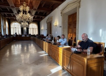 Ηράκλειο: Οι εργαζόμενοι απαντούν στον Αντιδήμαρχο Καθαριότητας με φόντο του γεμάτους κάδους της ανακύκλωσης