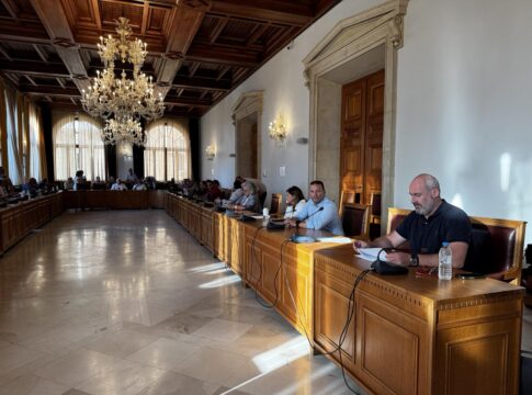 Ηράκλειο: Οι εργαζόμενοι απαντούν στον Αντιδήμαρχο Καθαριότητας με φόντο του γεμάτους κάδους της ανακύκλωσης