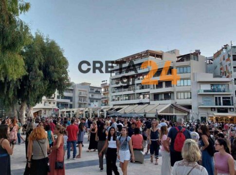 Ηράκλειο: Πλήθος κόσμου στην πλατεία Ελευθερίας για την τραγωδία των Τεμπών