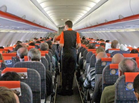 Ηράκλειο: «Θεριακλής» επιβάτης άναψε τσιγάρο μέσα στο αεροπλάνο