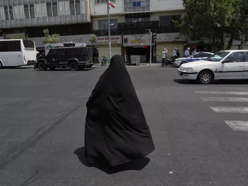 Γυναίκα με τσαντόρ