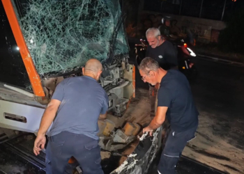«Ήρθε με φόρα το τραμ, έπεσαν επιβάτες κάτω» - Δύο επιβάτες μιλούν για τη σύγκρουση με το λεωφορείο