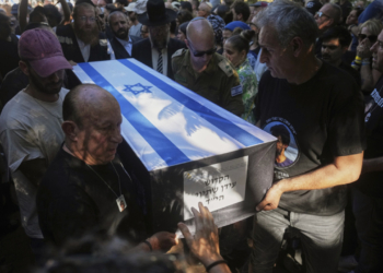 Ισραήλ: Κηδεύτηκαν δύο όμηροι της Χαμάς που είχαν εντοπιστεί νεκροί στη Γάζα