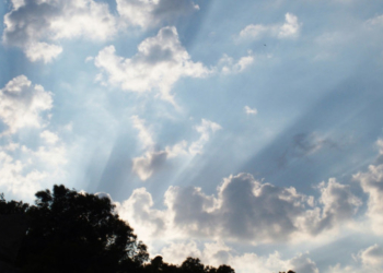 Καιρός: Σχεδόν αίθριος με λίγες νεφώσεις – Πιθανότητα τοπικών βροχών στην Κρήτη