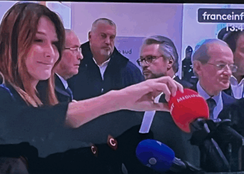 Κάρλα Μπρούνι: Εσκισε μικρόφωνο τηλεοπτικού συνεργείου μετά την καταδίκη Σαρκοζί - Βίντεο